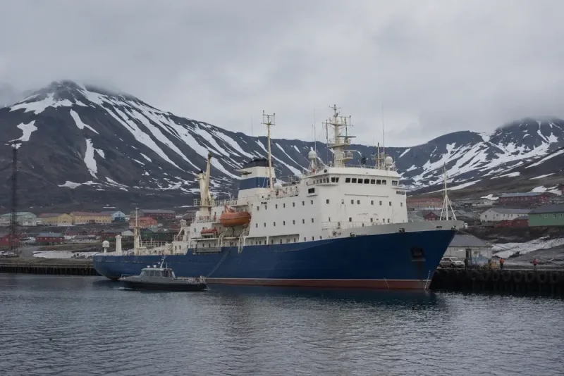 Ryskt fartyg beslagtaget på Svalbard efter miljardkrav