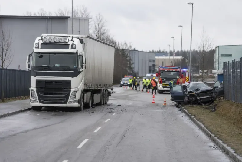 Två allvarligt skadade efter krock i Märsta