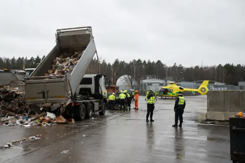 Person allvarligt skadad vid lossning i Nacka