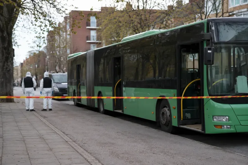 18-åring åtalas efter livshotande knivattack på buss