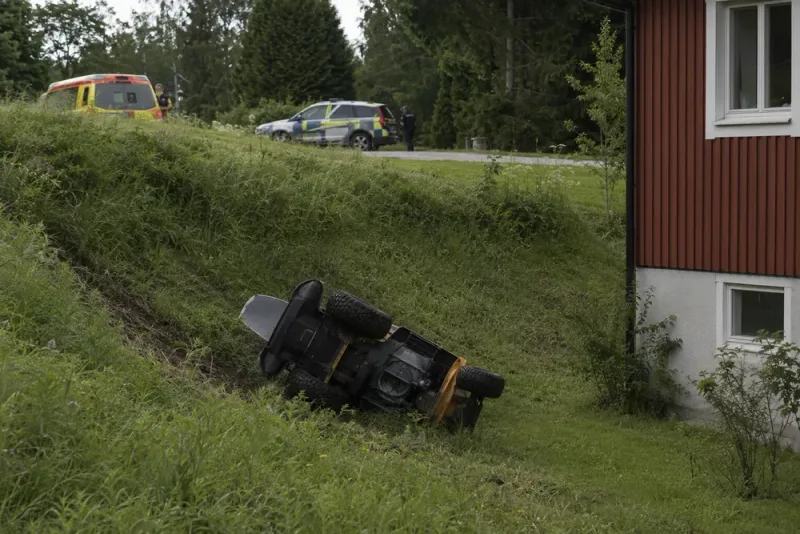 Man död efter olycka med åkgräsklippare