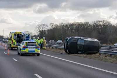 Två män allvarligt skadade efter voltning på E6