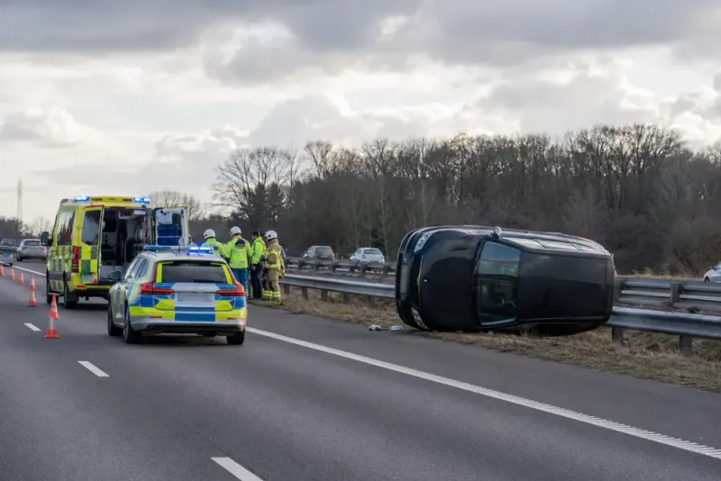 Två män allvarligt skadade efter voltning på E6