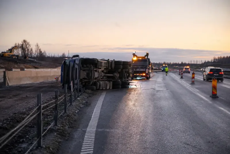 Lastbil välte på E20 – bärgning skjuts upp