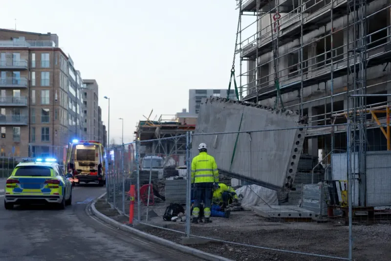 Man träffad av tungt föremål på byggarbetsplats