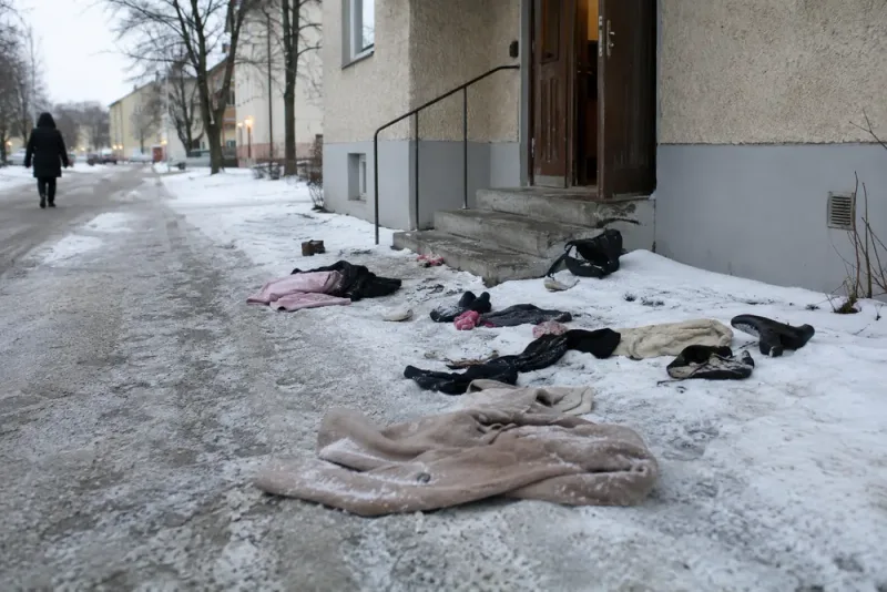 Man döms efter att ha kastat exfruns kläder