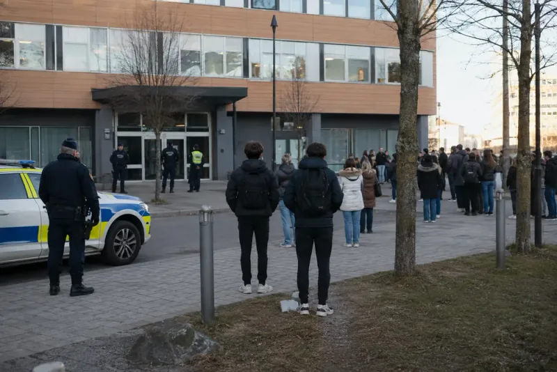 Gymnasieskola utrymd efter hot mot personer