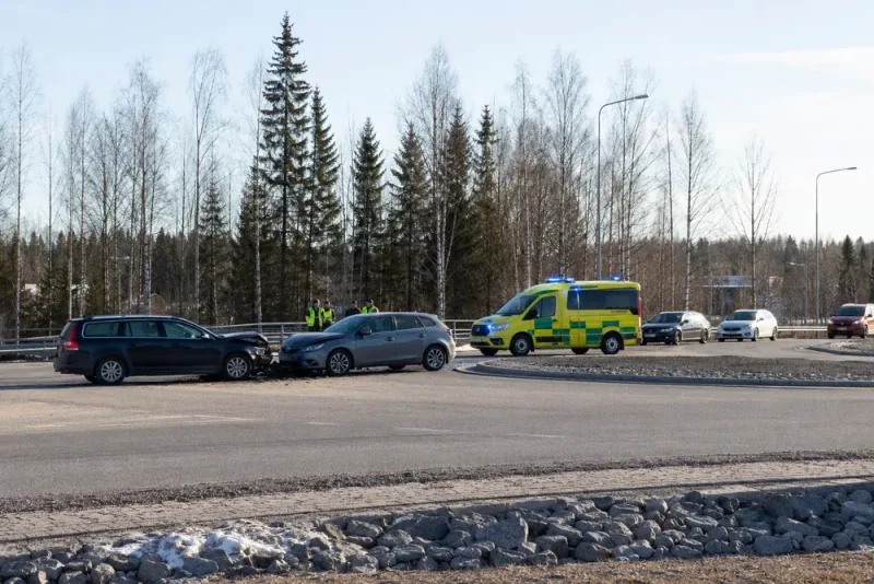 En person till sjukhus efter E4-krock