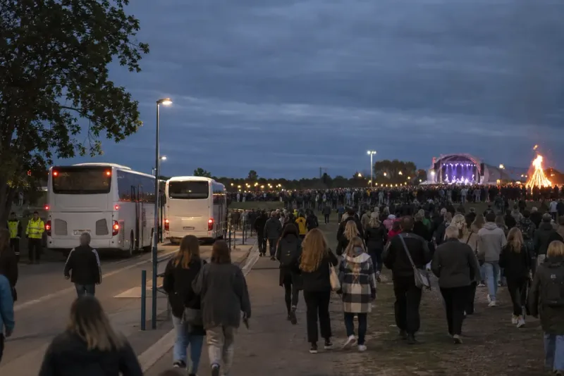 Bonfire samlar storpublik – tåg ersätts med buss
