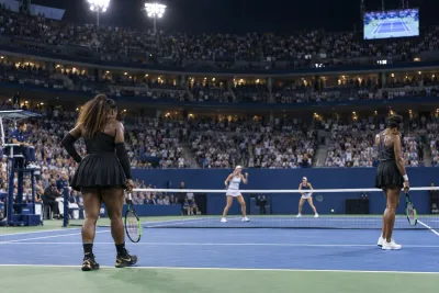 Serena och Venus föll efter jättedrama