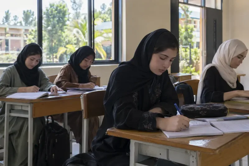 Afghanska flickor fortsätter skolan i exil i Rwanda