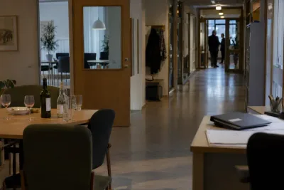 Chef köps ut efter fester och sex i skollokaler