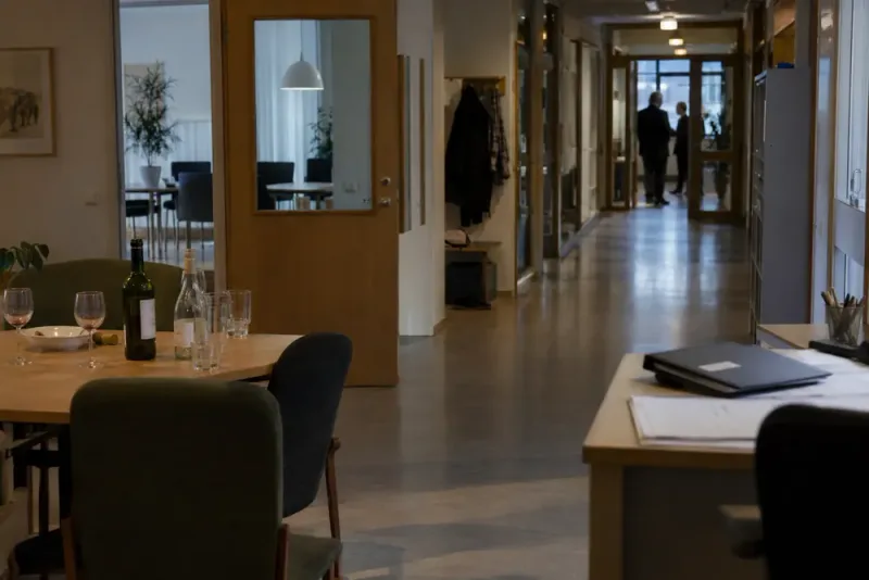 Chef köps ut efter fester och sex i skollokaler