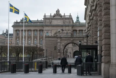 Hultqvist kräver avstängningar efter uppgifter om Rysslandskopplingar
