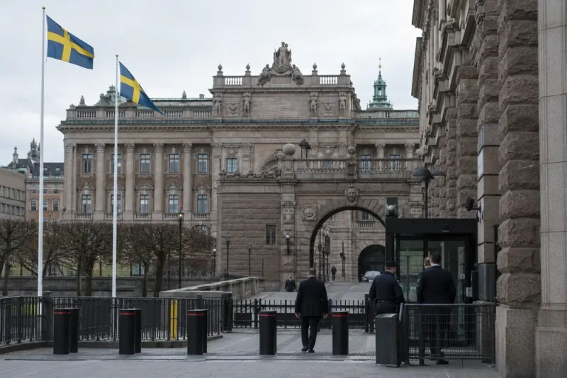Hultqvist kräver avstängningar efter uppgifter om Rysslandskopplingar