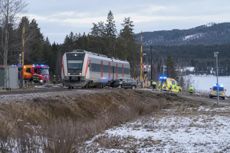 Tåg och bil i kollision utanför Sollefteå