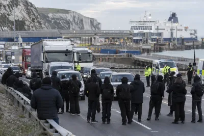 Maskerade demonstranter blockerar vägar vid Dover