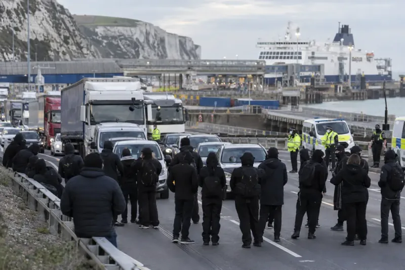 Maskerade demonstranter blockerar vägar vid Dover
