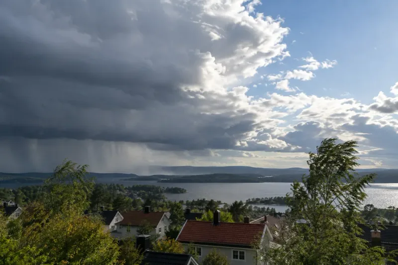 Soligt söndagsväder följs av regn och blåst