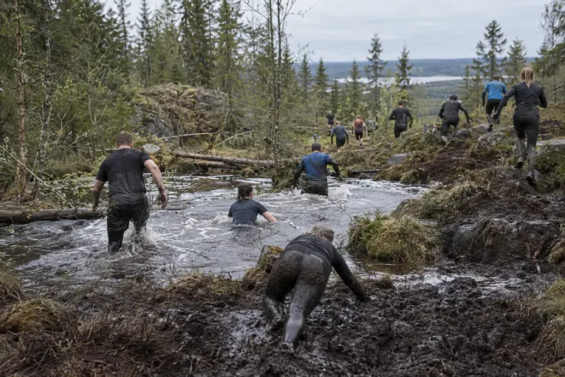 Nästan 200 tog sig genom leriga Utmaningen