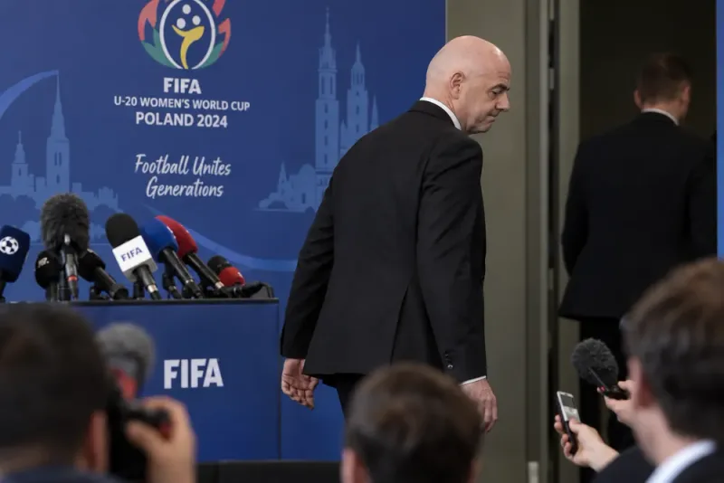 Gianni Infantino duckar frågor efter kritiken