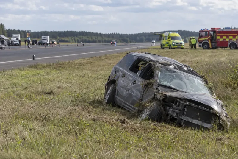 Bil voltade flera gånger under dragracingtävling