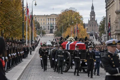 Kung Harald förs genom Oslo inför statsbegravningen