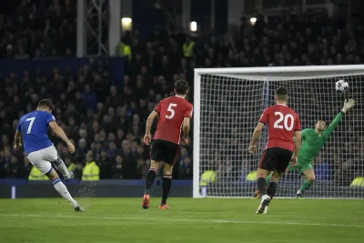 Ainsley Maitland-Niles räddade Everton sent