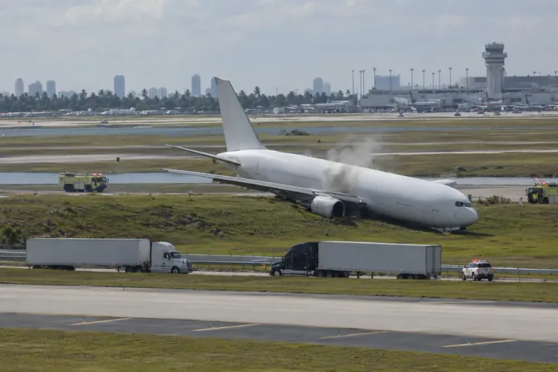 Amazon-fraktplan körde av banan i Miami