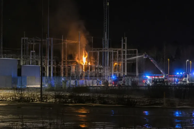 Brand med öppna lågor i ställverk i Gävle