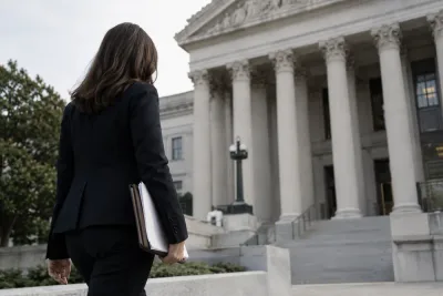 Elizabeth Oyer stämmer USA:s justitiedepartement efter avsked