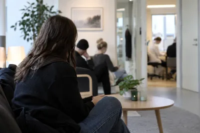 Partier splittrade om fler mottagningar för unga vuxna