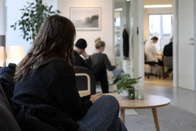 Partier splittrade om fler mottagningar för unga vuxna
