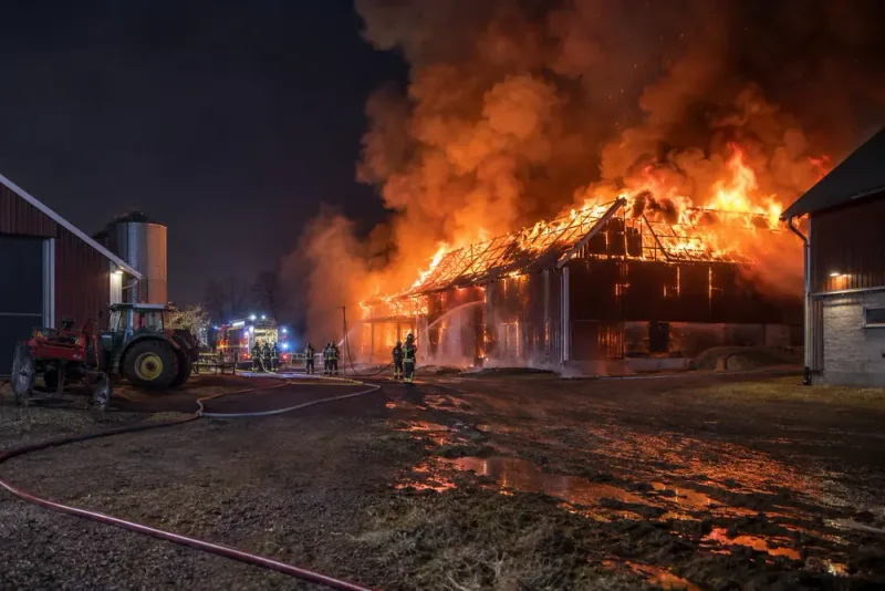 Kraftig ladugårdsbrand i Tidaholm – byggnad bortom räddning