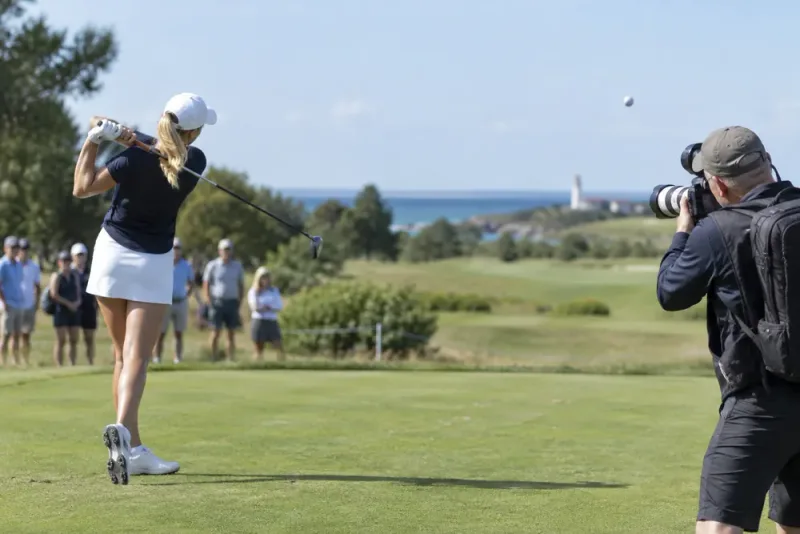Frida Karlssons golfslag nära träffa fotograf