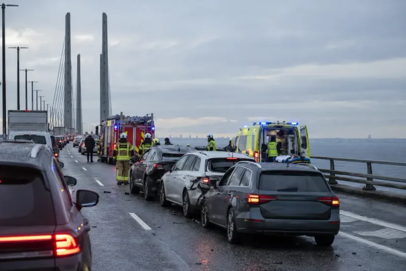 Tre bilar i krock – Öresundsbron helt stängd