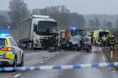 Allvarlig krock stänger väg 108 helt