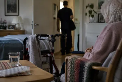 Fyra äldre kvinnor i åtal mot tidigare hemtjänstanställd