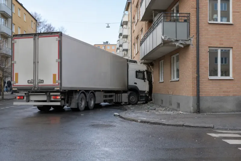 Lastbil körde in i balkong i centrala Umeå