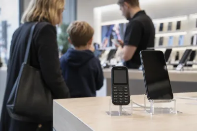 Forssmed vill få mobilkedjor att följa 13-årsgränsen
