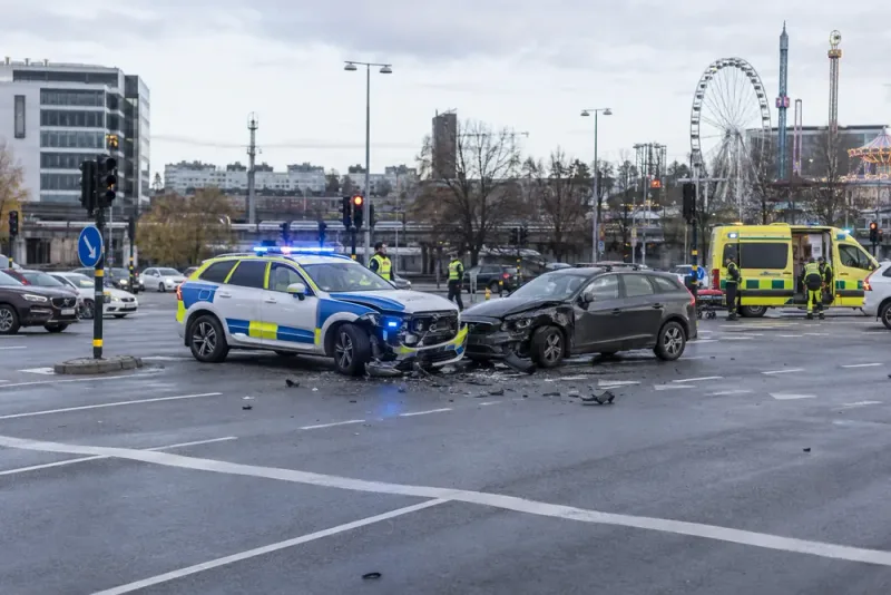 Tre till sjukhus efter krock med polisbil