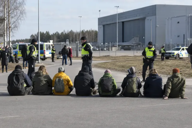 57-åring frias efter klimataktion vid Saabs stämma
