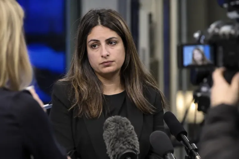 Nooshi Dadgostar sjuk fem dagar före valet