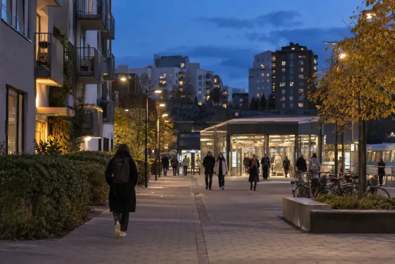 Färre stockholmare känner sig otrygga på kvällarna