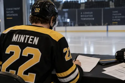 Fraser Minten får jättelön av Boston Bruins