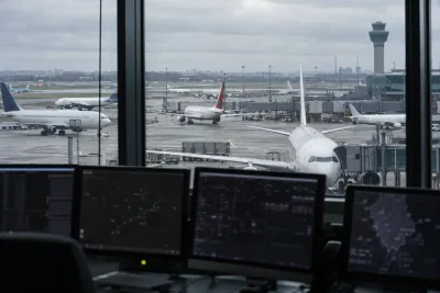 Nära 300 flyg ställdes in efter brittiskt systemfel