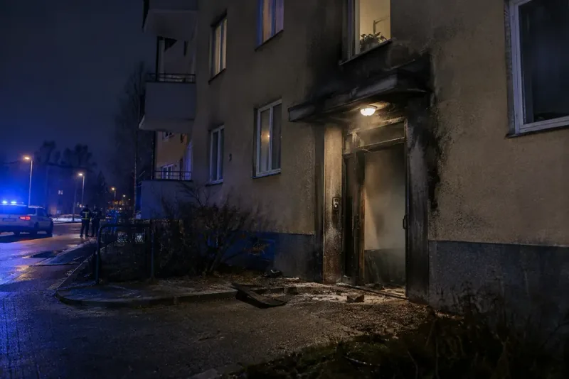 Explosion vid flerfamiljshus i Finspång under natten