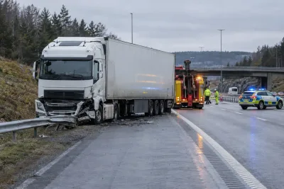Lastbilsolycka stänger E4 – föraren misstänks för trafikbrott