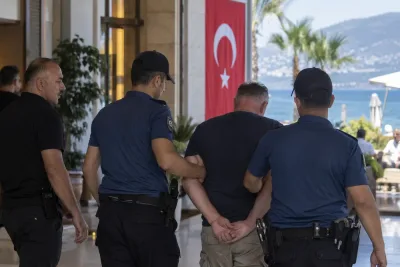 Brittisk turist häktad efter flaggincident i Alanya