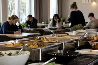 Över 100 studenter sjuka efter gemensam buffé